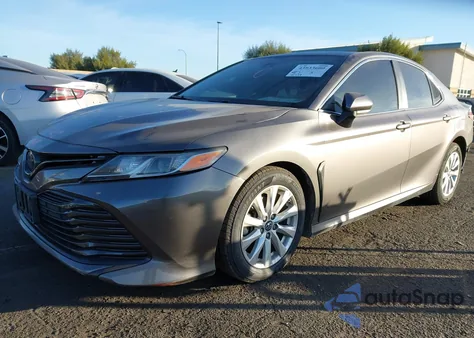 2018 Toyota Camry Le z USA, uszkodzony, nr VIN 4T1B11HK9JU613869